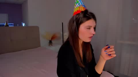 Snapshot of laura__leee chatting on March 1, 9:40 am Laura online show from March 1, 9:40 am