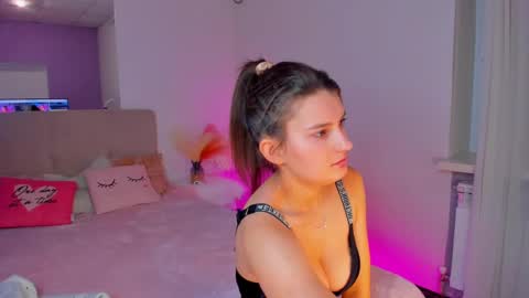 Snapshot of laura__leee chatting on February 10, 12:29 pm Laura online show from February 10, 12:29 pm