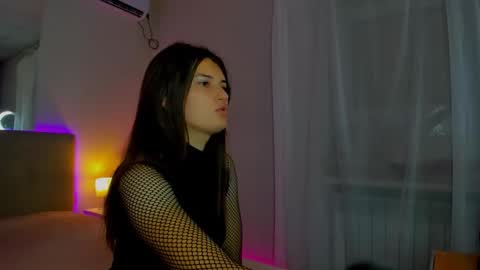 Snapshot of laura__leee chatting on September 9, 5:29 am Laura online show from September 9, 5:29 am