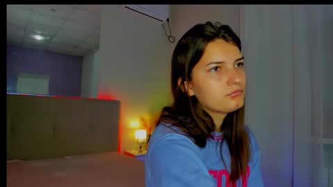 Snapshot of laura__leee chatting on October 10, 5:57 am Laura online show from October 10, 5:57 am