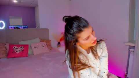 Snapshot of laura__leee chatting on February 10, 9:25 am Laura online show from February 10, 9:25 am