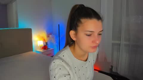 Snapshot of laura__leee chatting on October 16, 6:02 am Laura online show from October 16, 6:02 am