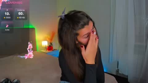 Snapshot of laura__leee chatting on October 17, 6:28 am Laura online show from October 17, 6:28 am