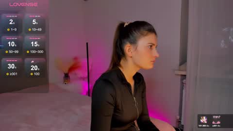 Snapshot of laura__leee chatting on February 18, 9:32 am Laura online show from February 18, 9:32 am