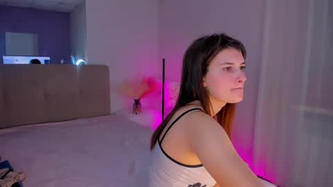 Snapshot of laura__leee chatting on March 10, 10:50 am Laura online show from March 10, 10:50 am