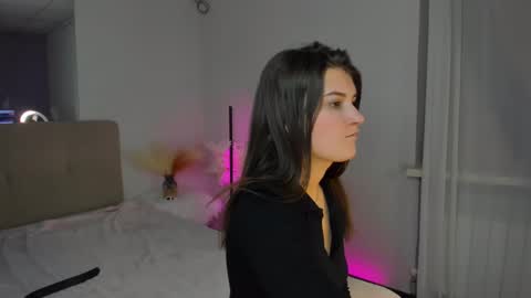Snapshot of laura__leee chatting on March 3, 10:17 am Laura online show from March 3, 10:17 am