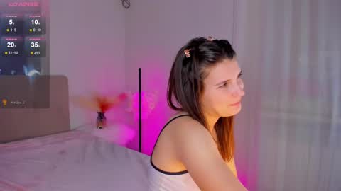 Snapshot of laura__leee chatting on March 8, 9:17 am Laura online show from March 8, 9:17 am