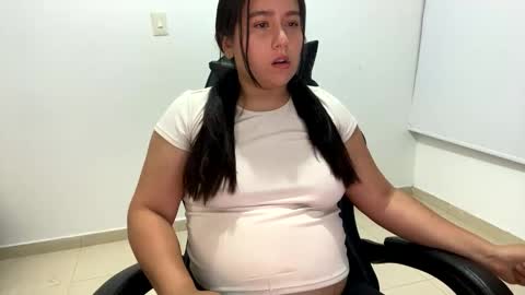 Snapshot of laura_d23 chatting on October 17, 12:25 am laura online show from October 17, 12:25 am