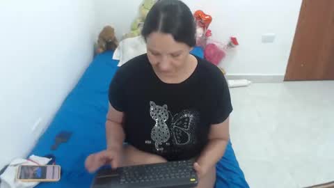 laura_foxx2379 online show from November 7, 2:14 am