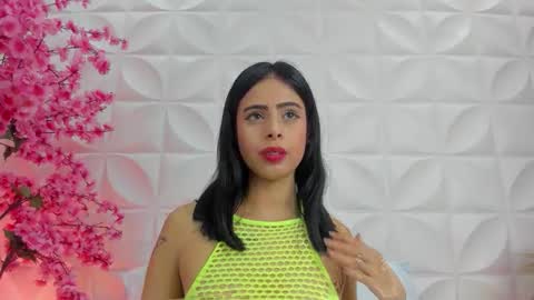 L A U R A online show from December 16, 12:11 pm