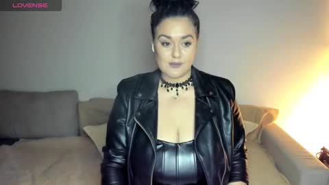 Laura online show from October 16, 6:07 pm