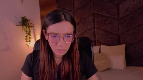 lauraagomezz__ online show from November 10, 11:35 am