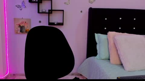 Snapshot of laurablue_ chatting on January 25, 12:17 am Laura Blue online show from January 25, 12:17 am