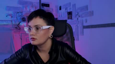 lauradavidsons online show from November 9, 4:43 pm