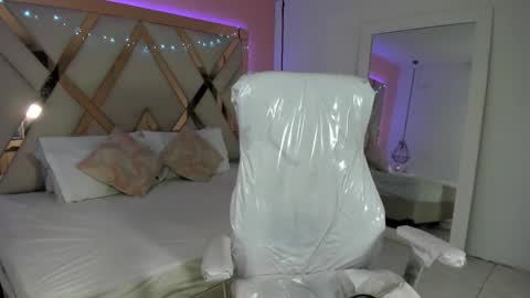 laura  online show from January 5, 8:01 pm