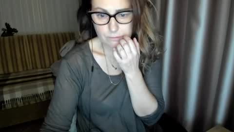 Lauraoven1 online show from December 18, 7:47 am