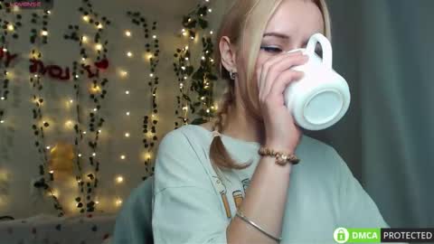 Mia online show from October 9, 6:35 pm