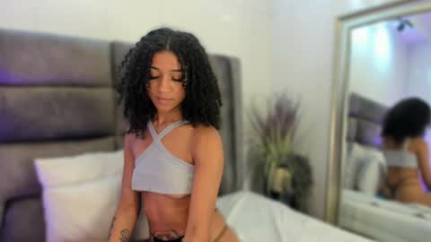 Snapshot of layla_clarke chatting on March 5, 6:33 am layla_clarke online show from March 5, 6:33 am
