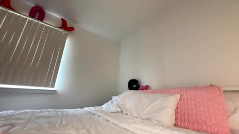 Layla online show from April 6, 7:48 pm