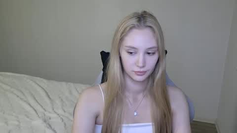 Snapshot of laylapretty001 chatting on October 16, 5:29 am LaylaPretty001 online show from October 16, 5:29 am