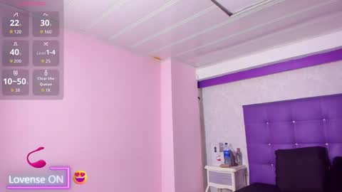 leamoreau__ online show from December 5, 12:14 pm