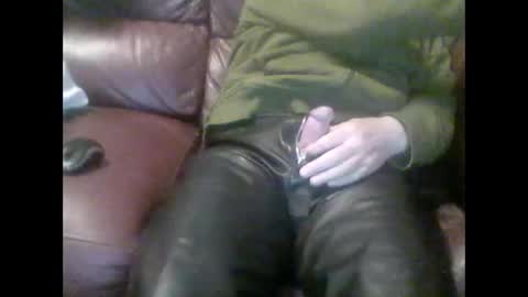 Snapshot of leatherpants68 chatting on October 1, 7:35 pm leatherpants68 online show from October 1, 7:35 pm