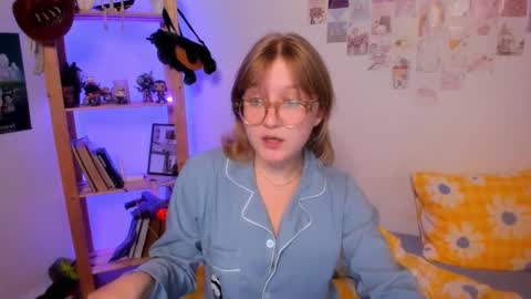 Snapshot of leazy_peasy chatting on September 22, 8:13 pm Ellie online show from September 22, 8:13 pm