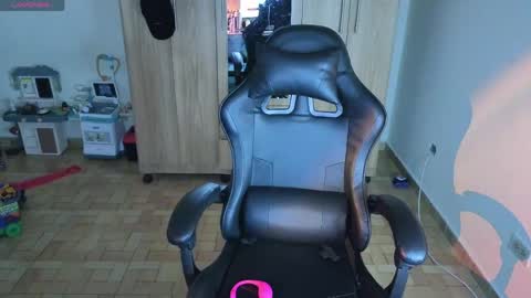 Lee online show from April 22, 6:26 pm