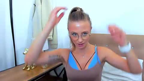 Snapshot of lena_sexi chatting on September 16, 8:34 pm lena_sexi online show from September 16, 8:34 pm