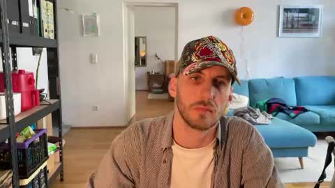 Leon online show from April 28, 1:37 pm