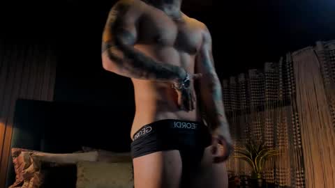 Snapshot of leosalvatore_ chatting on February 25, 5:41 am Leo Salvatore online show from February 25, 5:41 am