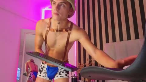 leotease online show from May 30, 8:18 pm
