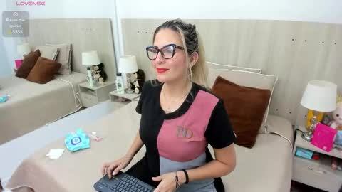 Lesly Santodomingo online show from March 26, 12:10 pm