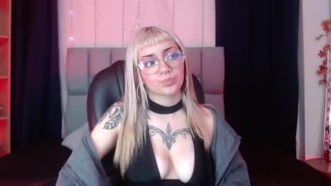 Snapshot of lessboobs_gh chatting on March 3, 2:39 pm Less online show from March 3, 2:39 pm