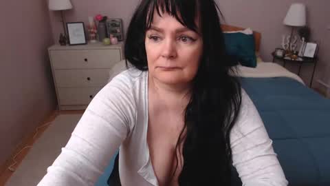Snapshot of leveme2night chatting on February 10, 1:11 pm Mary online show from February 10, 1:11 pm