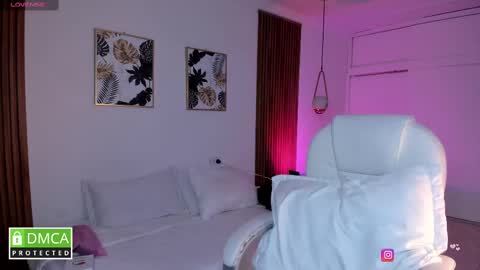 Snapshot of lexirouge_ chatting on October 20, 12:59 am LEXI ROUGE online show from October 20, 12:59 am