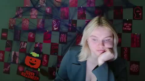 Snapshot of leyla_le chatting on October 8, 6:52 am Leyla online show from October 8, 6:52 am