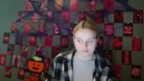 Snapshot of leyla_le chatting on October 14, 6:27 am Leyla online show from October 14, 6:27 am