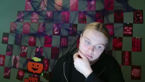 Snapshot of leyla_le chatting on October 17, 7:12 am Leyla online show from October 17, 7:12 am