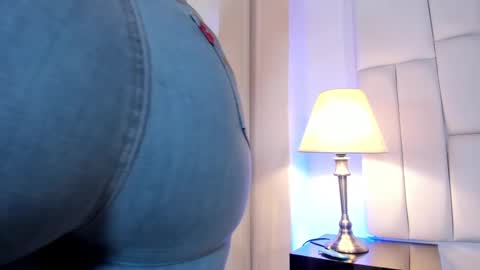 Snapshot of lia_mariana chatting on February 12, 6:19 pm lia_mariana online show from February 12, 6:19 pm