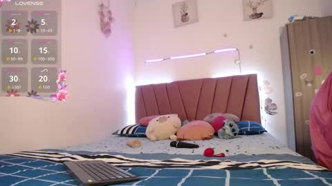 liahdiaz_ online show from May 1, 3:17 pm