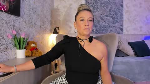 Lian online show from February 2, 7:32 pm