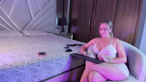 Snapshot of liarussell_ chatting on September 28, 11:58 pm lia online show from September 28, 11:58 pm
