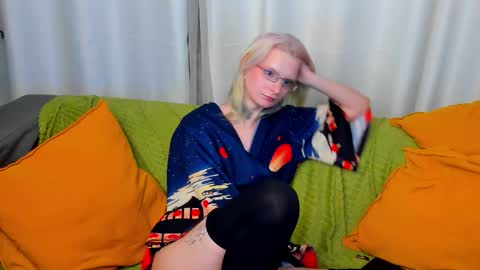 Snapshot of lika_haris chatting on October 18, 7:18 pm Lika online show from October 18, 7:18 pm