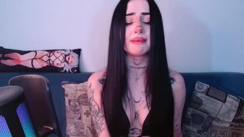Snapshot of likaasun chatting on September 20, 5:49 pm Alisa tattogirl online show from September 20, 5:49 pm