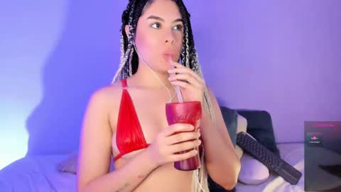 Snapshot of lil_swaay chatting on February 11, 1:10 am Lola online show from February 11, 1:10 am