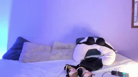 Snapshot of lil_swaay chatting on March 11, 1:16 am Lola online show from March 11, 1:16 am