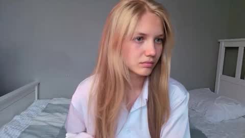 Snapshot of lil_tasty33 chatting on October 2, 10:47 am Emma online show from October 2, 10:47 am