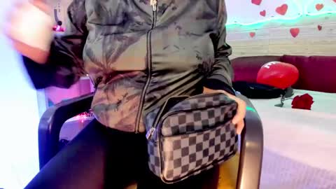 Snapshot of lilah_sweet chatting on February 18, 11:22 am Lilah Sweet online show from February 18, 11:22 am