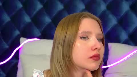 LiliLinn online show from November 14, 8:05 am